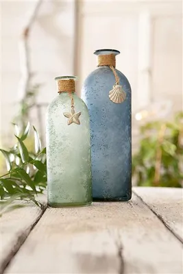 Produktbild von 2x Dekovase "Maritim" aus satiniertem Glas, blau & grün, Flaschenvase dekoriert mit Seestern & Muschel, Blumenvase, Glasflasche