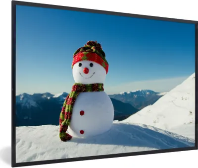 Produktbild von MuchoWow® Gerahmtes Poster Eine Weihnachtspuppe in der verschneiten Landschaft im Winter 30x20 cm - Poster mit Schwarzem Bilderrahmen Wandposter Rahmen Foto Bilder - Kunstdruck - Bild-Poster