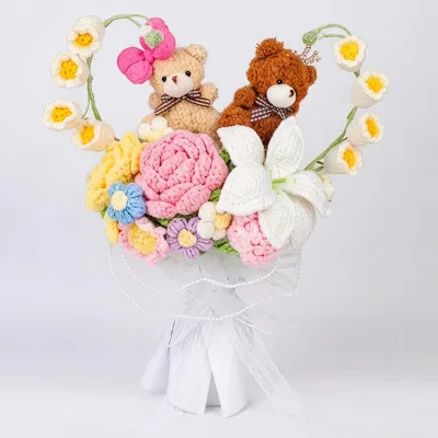 Gehäkeltes Blumenarrangement mit 2 Teddybären, 35 cm
