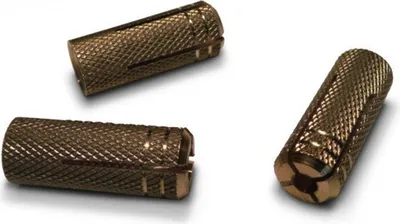Messingspreizdübel ME M10 Einschlagdübel von Kletterbude; drei metallische Anker mit rutschfester Oberfläche.
