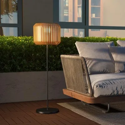 Produktbild von Solar Rattan Stehleuchte 130 cm, LED Gartenleuchte mit Lichtsensor, 2500K Warmweiß, IP44, Solar Wegleuchte für Garten Terrasse Balkon