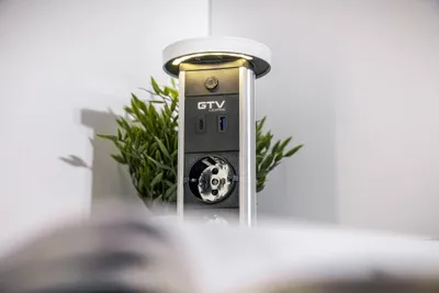 Produktbild von GTV Einbautischsteckdose CAMINO 80mm, 2x Schuko, USB-A+C, Induktionsladung 10W, 1,5m Kabel, Weiß - ideal für Büro, Konferenzräume und Home Office