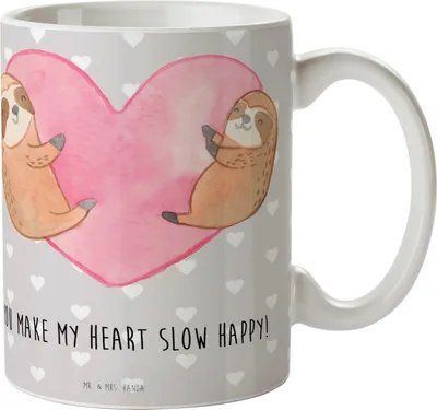 Produktbild von Mr. & Mrs. Panda Becher Faultiere Herz - Grau Pastell - Geschenk, Hochzeitstag, Freundin, Pott, Jahrestag, Kaffeetasse, für Frauen, Tasse, Kaffeebecher, bedruckt, Partner