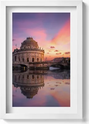 Produktbild von Blick auf die Stadt am Abend– Wandbild mit Rahmen – Gerahmtes Bild  – Wanddekoration – 20x30 cm – Weiß