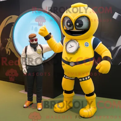 Produktbild von Maskottchen REDBROKOLY eines gelben Rugbyballs mit Bomberjacke und Smartwatches