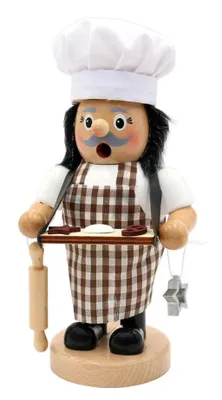 Der Bäcker trägt Kochmütze, eine Schürze mit braun-weißem Karomuster.