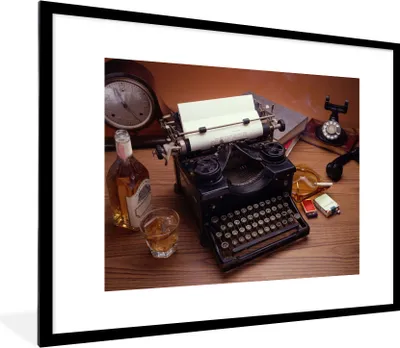 Produktbild von MuchoWow® MuchoWow® Gerahmtes Poster Schreibmaschine - Whiskey - Vintage 80x60 cm - Poster mit zchwarzem Bilderrahmen - Schlafzimmer-Dekorationen - Fotoposter