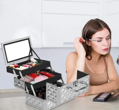 Produktbild von Kosmetický kufřík se zrcadlem, kosmetický kufřík na make-up, kufřík na make-up z ABS a hliníku, 2 výsuvné police, rozkládací a přenosný kufřík s policemi, kadeřnický kufřík, multi kufřík (stříbrný)
