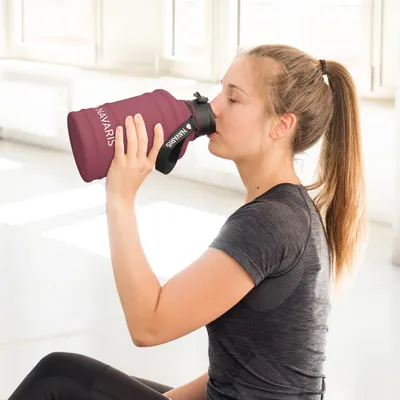 Produktbild von Navaris 2,2 Liter Fitness Trinkflasche - XXL Flasche Gym Bottle - Sport Wasserflasche Water Jug - stabile Sportflasche aus Edelstahl - BPA frei
