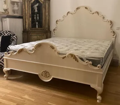 Produktbild von Casa Padrino Barock Doppelbett mit Matratze Creme / Gold - Prunkvolles Massivholz Bett - Schlafzimmer Möbel im Barockstil - Barock Möbel - Barock Einrichtung - Edel & Prunkvoll