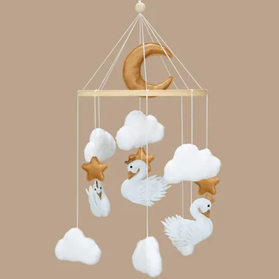 Immagine prodotto di Mobile per culla, bianco, con un cigno, nuvole e stelle realizzati in legno e feltro