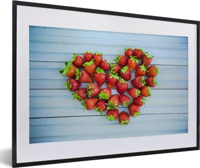 Produktbild von MuchoWow® MuchoWow® Gerahmtes Poster Erdbeerherz 60x40 cm - Poster mit zchwarzem Bilderrahmen - Schlafzimmer - Plakat in Rahmen - Drucken