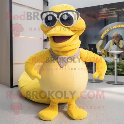 Produktbild von Gelber REDBROKOLY Titanoboa Maskottchen Kostüm charakter bekleidet mit einem Faltenrock und einer Brille