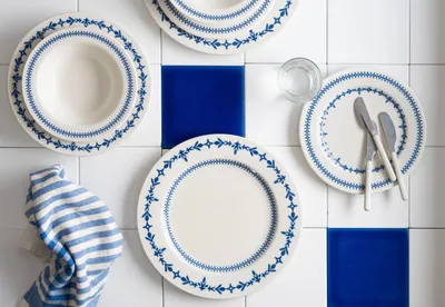 Produktbild von Hermia Concept, Hochwertiges Geschirrset (24 Teile) aus 100% Porzellan, Weiß-Blau