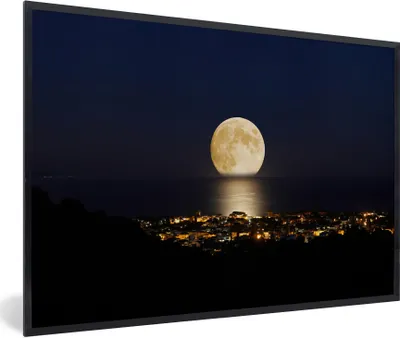 Produktbild von MuchoWow® Gerahmtes Poster Mond - Meer - Stadt 90x60 cm - Poster mit Schwarzem Bilderrahmen Wandposter Rahmen Foto Bilder - Fotorahmen - Foto-Plakat