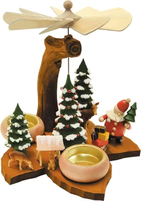 Eine Pyramide aus dunklem Holz die Grundplatte ist in Blattform dargestellt darauf steht ein farbiger Weihnachtsmann Geschenke Bäume eine Futterkrippe und Rehe das helle Flügelrad wird durch eine Art Ast gehalten und wird durch Teelichte angetrieben