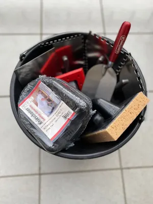 Produktbild von Fliesenlegerset 9teilig Baueimer 16L Zahnkellen Glättekelle Holzgriff Waschbrett Knieschützer Schwarz Fugbrett ConToo CT02