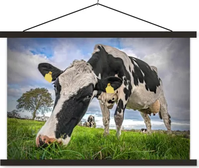 Produktbild von MuchoWow® Textilposter Kuh - Gras - Bauernhof - Natur 120x80 cm mit schwarzem Rahmen - Wanddeko