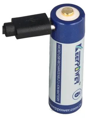 Productafbeelding van 1 lithium-ion batterij 14500, 950mAh, 3,6V–3,7V, 51x14,2mm, met micro-USB laadpoort en printplaat