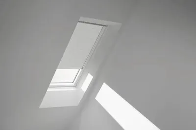 Produktbild von VELUX Wabenplissee uni weiß mit weißem Rahmen solarFSCF06 1045KWL