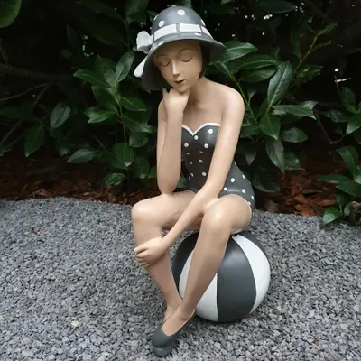 Zdjęcie produktu dla Figurka ogrodowa Badenixe Figurka na piłce 36 cm