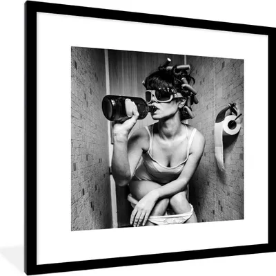 Produktbild von MuchoWow® MuchoWow® Gerahmtes Poster Frau - Toilette - Schwarz - Weiß 40x40 cm - Poster mit zchwarzem Bilderrahmen - Poster - Plakat im Rahmen