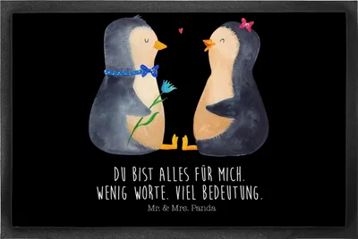 Produktbild von Mr. & Mrs. Panda Türmatte Pinguin Pärchen 50 x 75 cm - Schwarz - Geschenk, Hochzeit, Hochzeitsgeschenk, Fußabtreter, Liebe, Fussmatte, Schmutzmatte, Gummi-Fußmatte