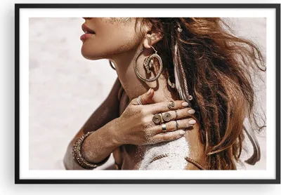 Produktbild von Gerahmtes Poster - Schwarzer Rahmen - Sand Frau Schmuck - 91,5x61 cm - Wand Bild - Wanddeko - Wandbilder - Kunstposter - Wandposter - Bilderrahmen - Bilder - Kunstdruck - P2BAA91x61-4802