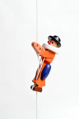Obrázok produktu pre Drevená hračka lezecká figúrka klaun Výška=6,5 (lezecké lano cca 45 cm)cm NOVINKA