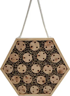 Produktbild von Dehner Natura Premium Insektenhotel Rosario, Insektenhaus/Nistkasten für Bienen/Schmetterlinge/Käfer, ca. 30 x 26 x 8 cm, aus FSC-en Kiefernholz, Natur