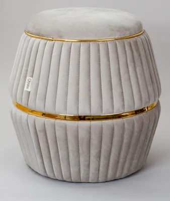 Produktbild von Qiyano Pouf Sitzhocker aus weichem Samtstoff in Zylinderform mit Ziernähten und Metalloptikringen in Taupe Gold, Höhe ca. 52 cm