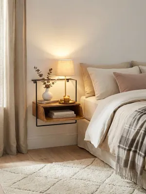 Schwebender Nachttisch aus Mango Massivholz, montiert neben einem eleganten Bett mit weißer Bettwäsche in einem hellen, modernen Schlafzimmer._#sku_SAFWL6.638#