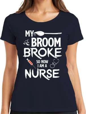 Zdjęcie produktu dla MY BROOM BROKE Halloweenowy prezent dla pielęgniarki Śmieszna koszulka damska z czarownicą, granatowy, L