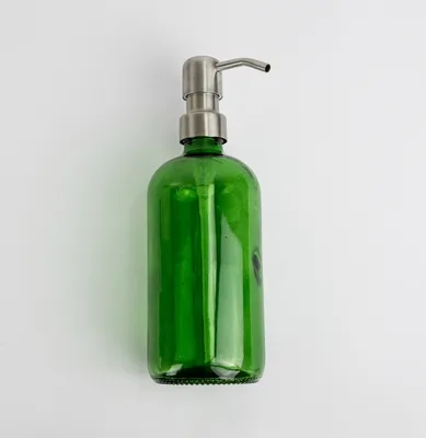Produktbild von Natural Goods Berlin KLEAN Seifenspender mit Etiketten, hochwertiger & nachfüllbarer Seifenspender für Küche & Bad, transparent Grün, Edelstahl Pumpkopf Silber, 500 ml