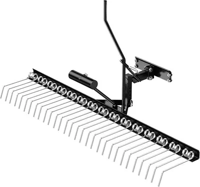 Zdjęcie produktu dla Wertykulator o szerokości 120 cm do kosiarki gąsienicowej, aerator do trawnika ze stalowymi sprężynami, przeznaczony do traktorów do trawy, służący do napowietrzania trawnika oraz usuwania mchu