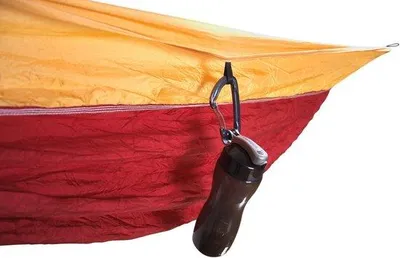 Produktbild von Famanu Doppel-Hängematte für 2 Personen - Strandlaken - Baumriemen - Karabinerhaken - Parachuteseide - Goldgelb - Bordeauxrot