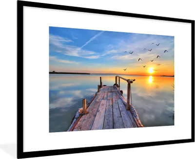 Produktbild von MuchoWow® Gerahmtes Poster Wasser - Steg - Vögel - Sonnenuntergang - Horizont 90x60 cm - Poster mit Schwarzem Bilderrahmen Wandposter Rahmen Foto Bilder - Wanddekoration - Fotos