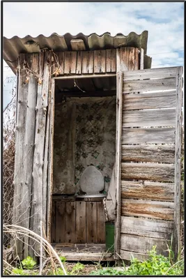 Produktbild von Wallario Wandbild Alte verwitterte Gartentoilette, Größe: 61 x 91,50 cm, Poster mit schwarzem Aluminiumrahmen
