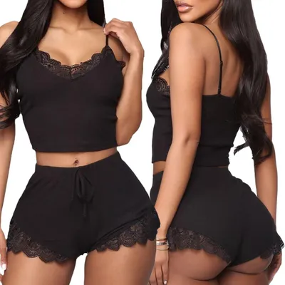 Imagen del producto de Conjunto de pijama para mujer KBRPEY, incluye top con tirantes finos y pantalones cortos. Conjunto de pijama y