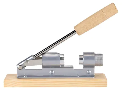 Immagine prodotto di Schiacciapatate per noci in metallo pesante con base in legno