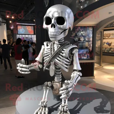 Productafbeelding van Silver Skull mascotte REDBROKOLY kostuum karakter gekleed met een Henley-shirt en sleutelhangers