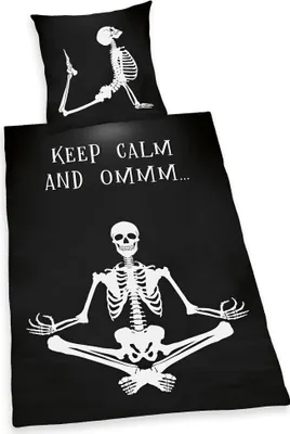 Produktbild von Herding Renforcé Wende Bettwäsche 2 tlg. 135x200cm Skelett Keep Calm and Ommm Schwarz Spruch Yoga Reißverschluss