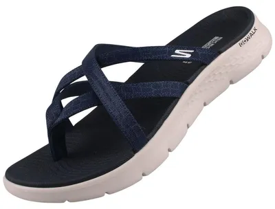 Auf dem Bild ist eine blaue Sandale zu sehen die von der Seite fotografiert wurde. Die Sandale hat ein schlichtes Design mit einem breiten Riemen über dem Spann und einer stabilen Sohle.