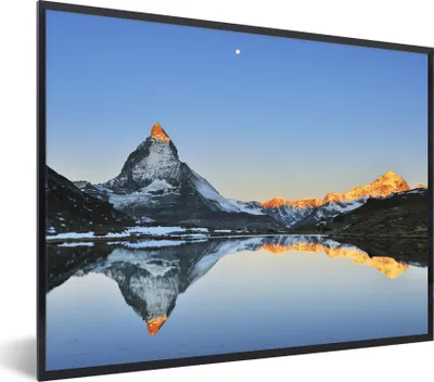 Produktbild von MuchoWow® Gerahmtes Poster Matterhorn spiegelt sich im Riffelsee bei Sonnenaufgang in der Schweiz 40x30 cm - Poster mit Schwarzem Bilderrahmen Wandposter Rahmen Foto Bilder - Kunstposter - Wanddekorationen
