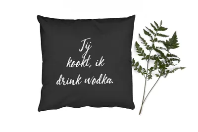 Produktbild von MuchoWow® Zierkissen Sofakissen Wohnzimmer Dekokissen 45x45 cm Zitate - Wodka - Alkohol - Sprichwörter - Du kochst, ich trinke Wodka - Schlafpolster - Polster für das Sofa