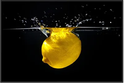 Produktbild von Wallario Wandbild Zitrone im Wasser - Frisches Obst für die Küche, Größe: 61 x 91,50 cm, Poster mit schwarzem Aluminiumrahmen