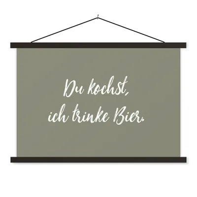 Produktbild von MuchoWow® Textilposter Sprichwörter - Du kochst, ich trinke Bier - Bier - Kochen - Zitate 90x60 cm mit schwarzem Rahmen - Aufhängungssatz