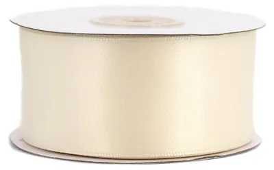 38mm breites, 20m langes, doppelseitig glänzendes Satinband in ivory auf Rolle. Perfekt für Bastelprojekte und Geschenkverpackungen