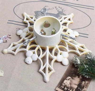 Produktbild von Eleganter Weihnachtsbaumständer in Schneeflockenform - Weißes Metall