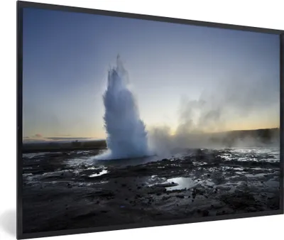 Produktbild von MuchoWow® MuchoWow® Gerahmtes Poster Ein nebliger Blick auf den Geysir in Island 60x40 cm - Poster mit zchwarzem Bilderrahmen - Printing - Wanddeko Schlafzimmer